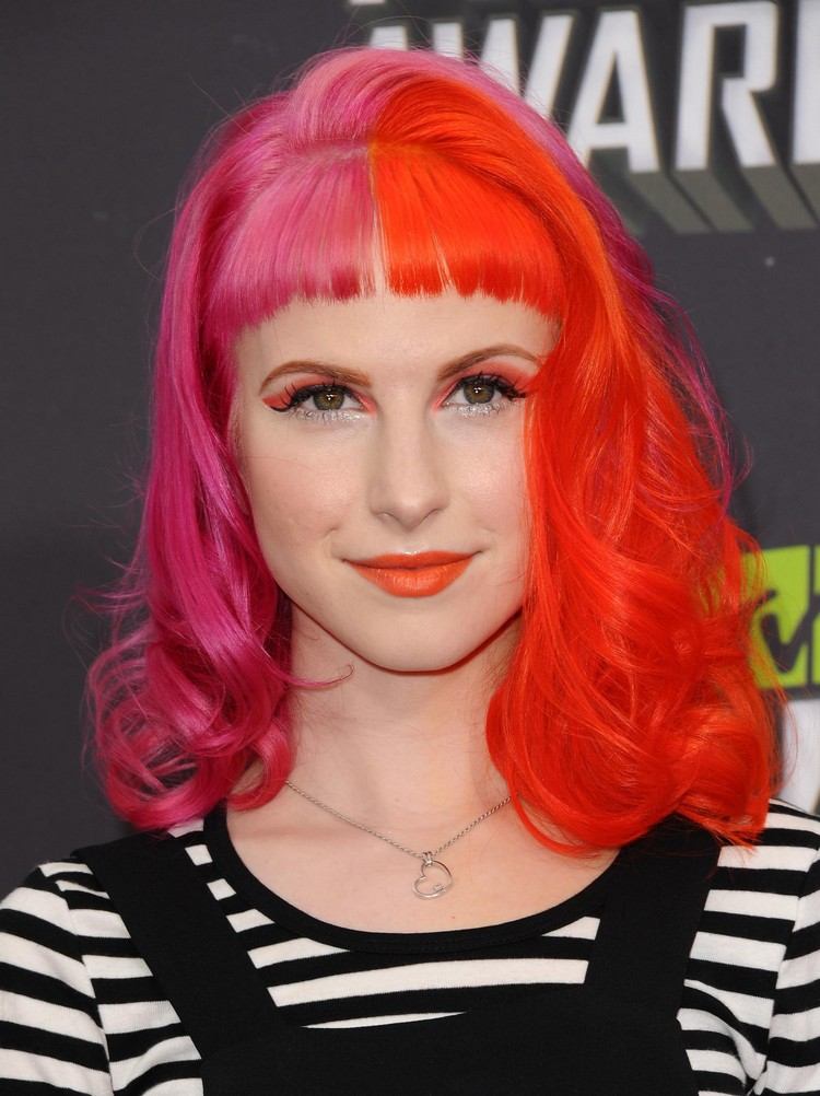 Tendências de cabelo em dois tons de tendência de cor de cabelo rosa neon 2021