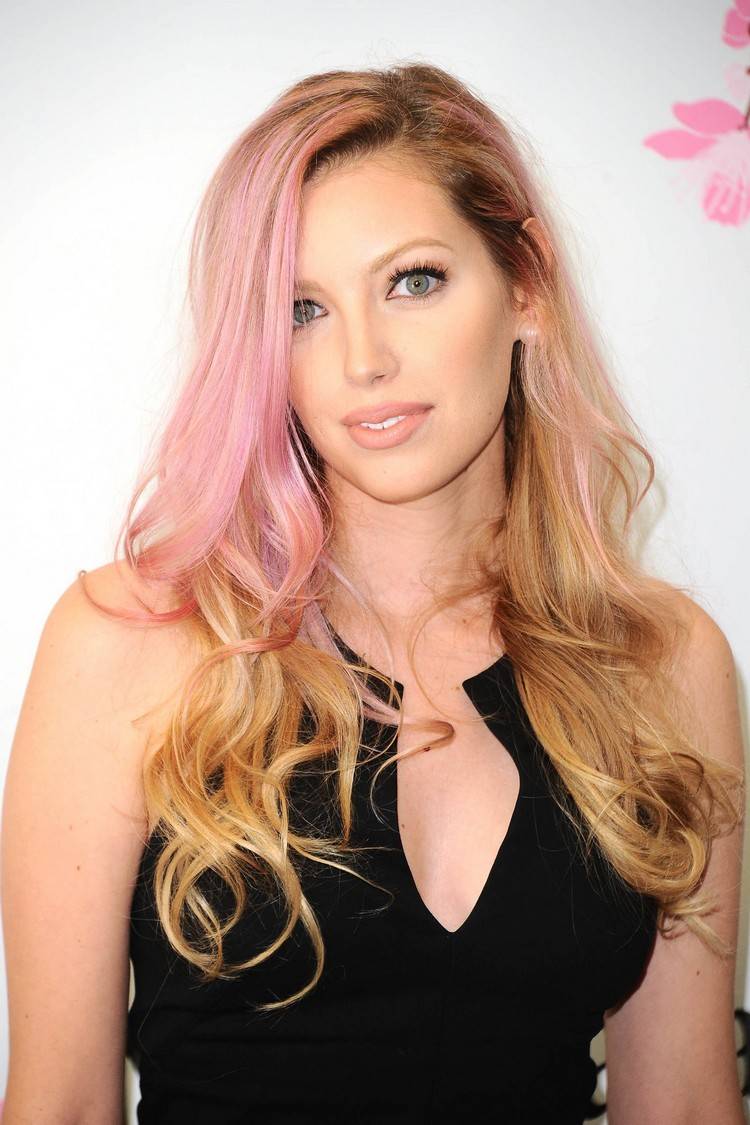 Tendência de cor de cabelo rosa pastel Tendências de cabelo de dois tons para 2021