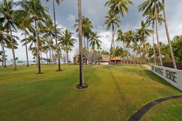 casa na praia em palmeiras prados da indonésia