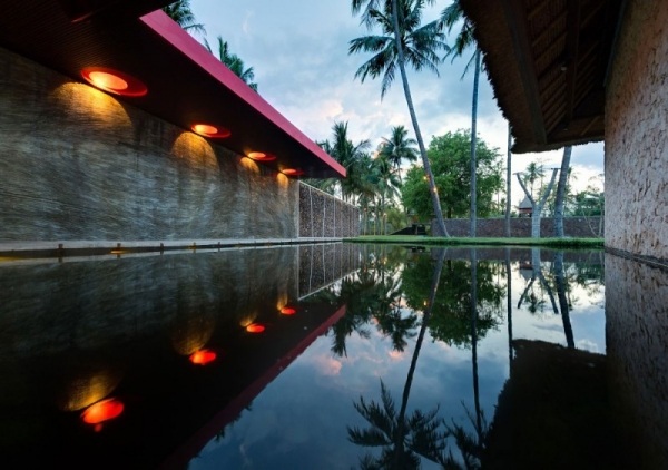 casa na praia na indonésia piscina de água