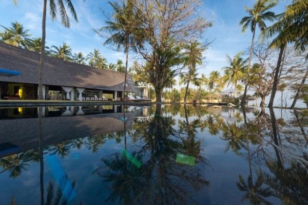 casa praia indonésia piscina infinita