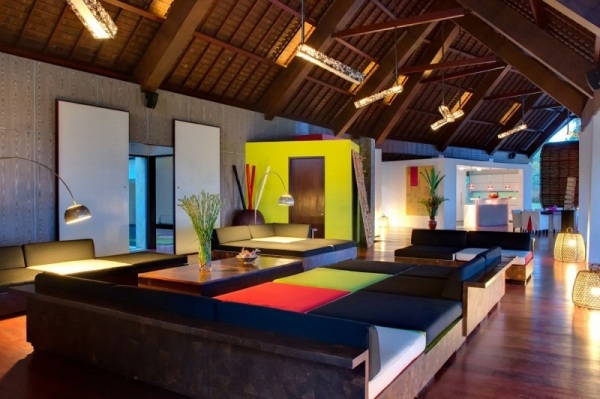 casa praia indonésia sala de estar colorida