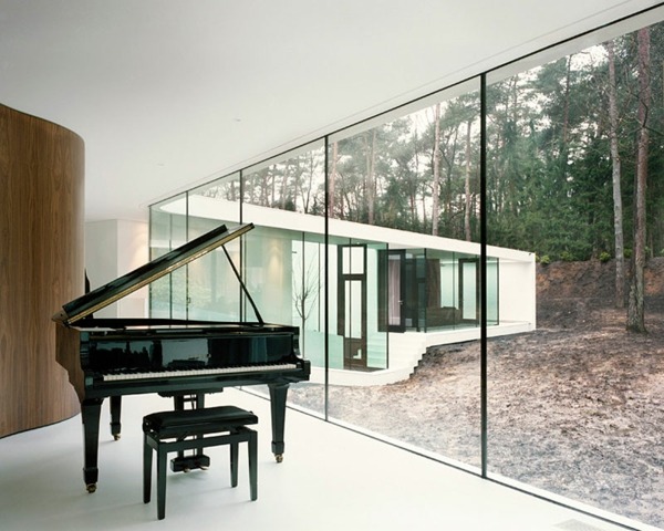 Interior da sala de estar com piano na floresta