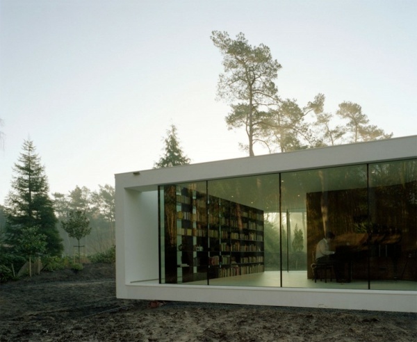 Casa de vidro no meio de uma casa de sonho na floresta