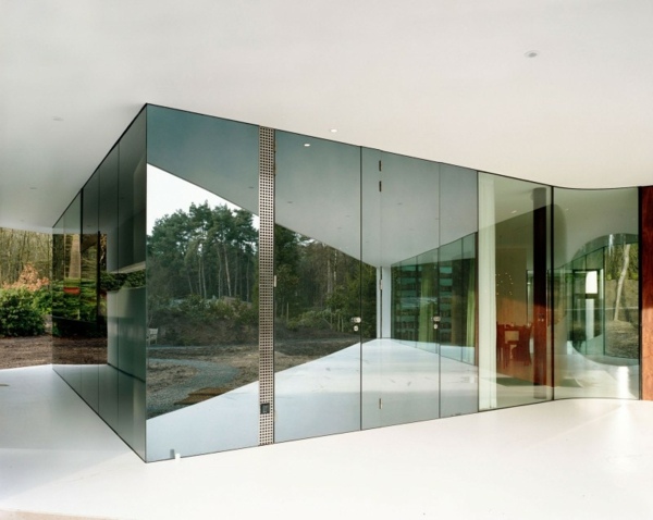 Telhado protetor de casa com fachada de vidro