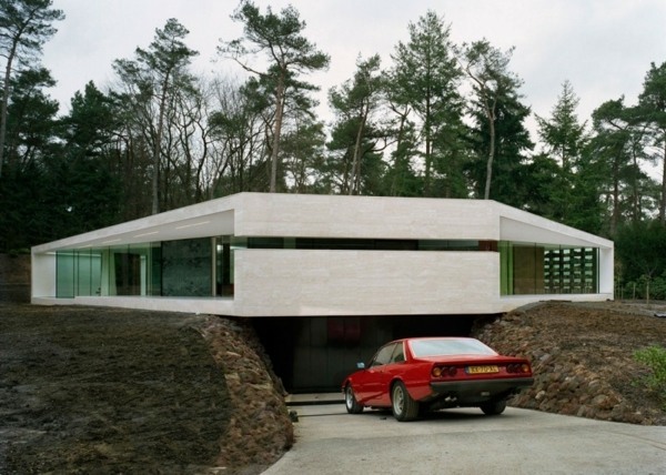 Casa na garagem da entrada do bosque