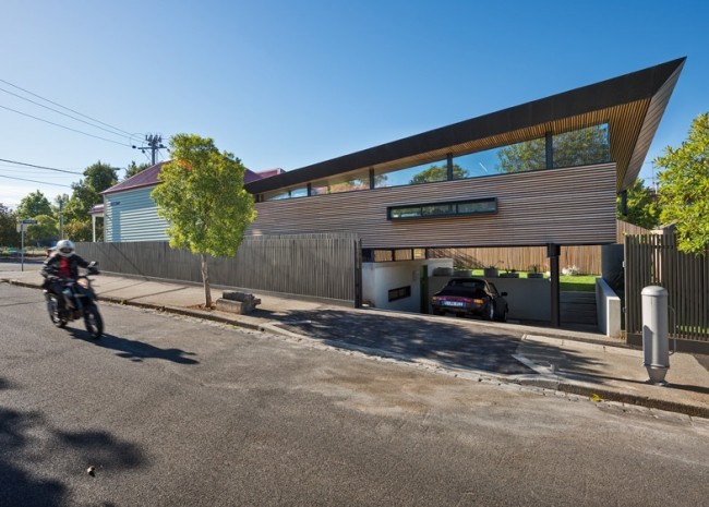 casa moderna com telhado angular garagem vista da rua