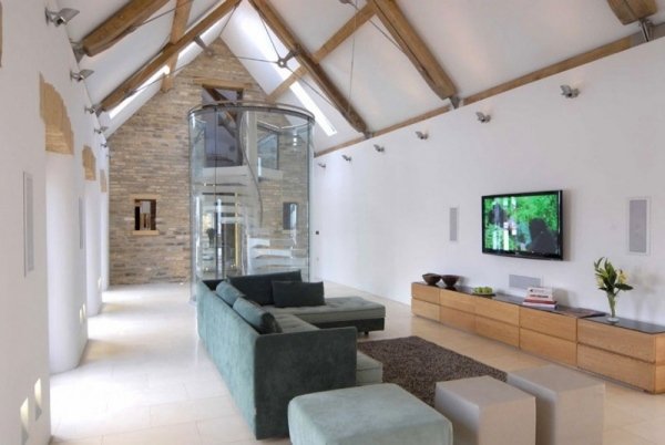 Celeiro convertido casa privada telhado de sela sofá de canto escada em espiral de vidro