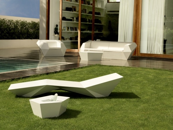 Espreguiçadeira de jardim - salão branco com terraço