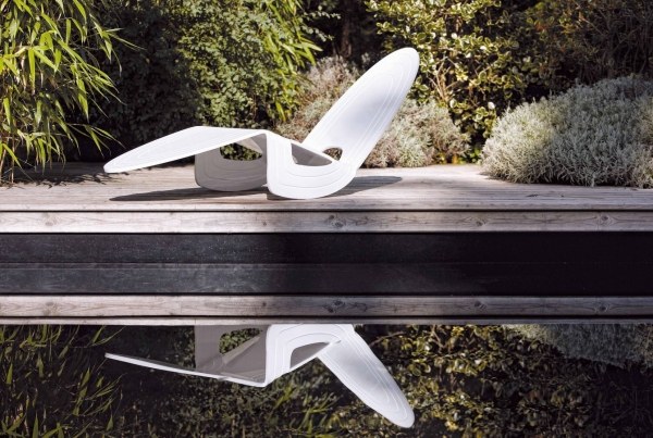 Jardim lounge com espreguiçadeira design - terraço minimalista branco