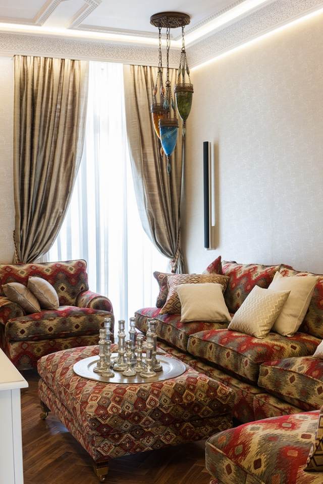 Oriental-sala de estar-chão-cortinas-cetim-tecidos brilhantes