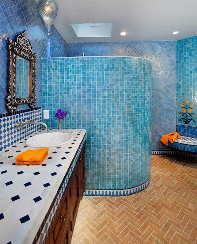 azul-mosaico-azulejos-banheiro-chuveiro-caracol-toque oriental