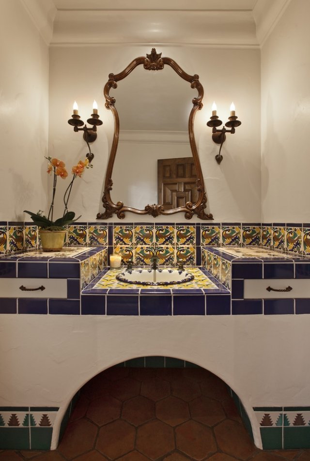 mediterrâneo-banheiro-inspiração-marroquina-espelho-moldura-parede-luminárias-ferro forjado