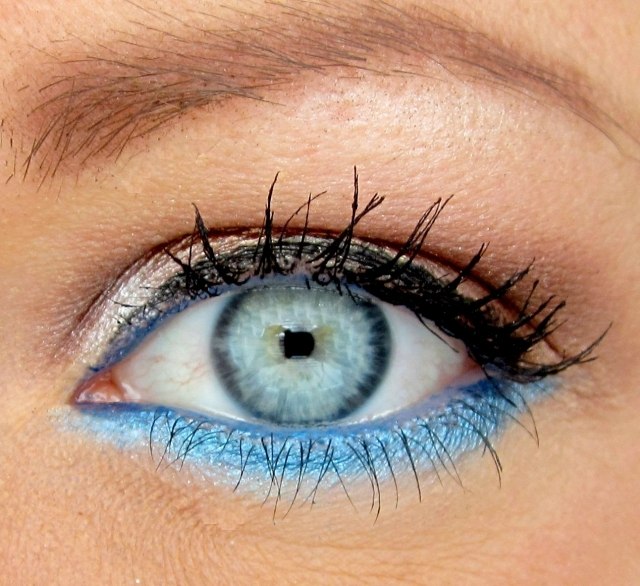 Olhos-de-maquiagem-azul-cílios-inferiores-ligeiramente-enfatizados-com-cor