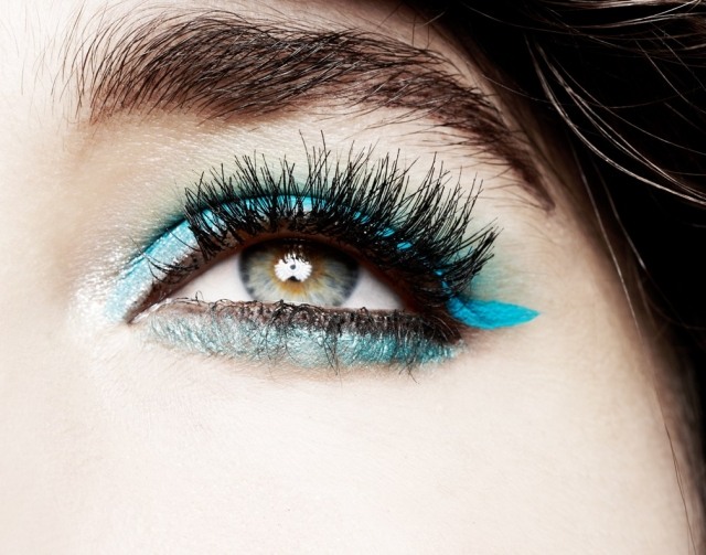 metálico-iridescente-turquesa-olho-maquiagem-mega-retro-tendência-ideias