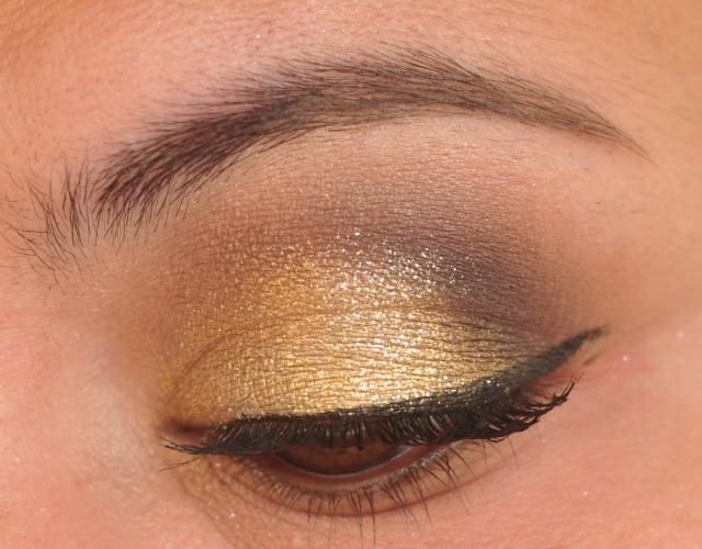olho-maquiagem-dourado-paleta-ligeiramente cintilante