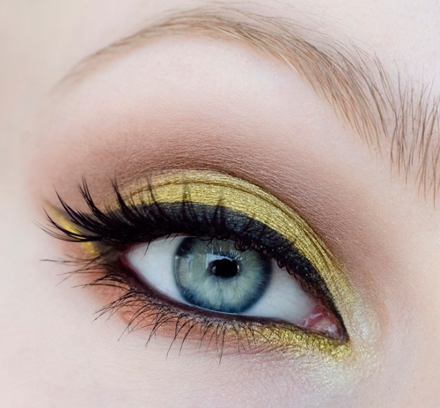 hot-make-up-trend-summer-mate-yellow-nuances-black-eyeliner