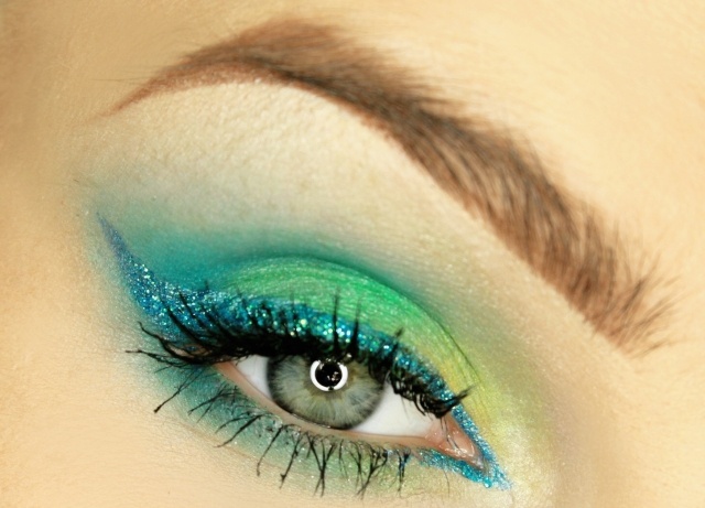 eyeliner-shimmering-blue-green-nuances-summer look-ideas
