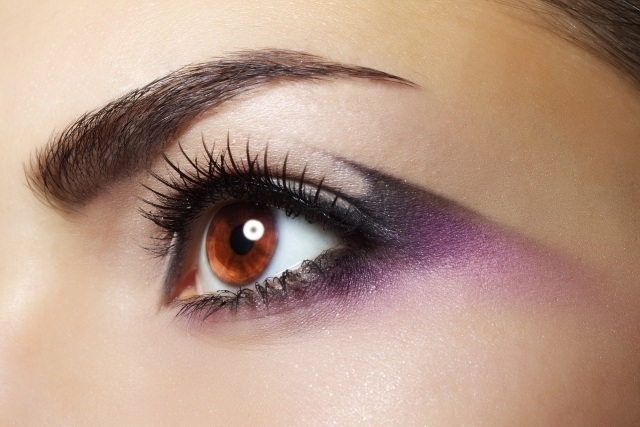 olho-roxo-maquiagem-criativamente-formato-eyeliner-ideias-verão-2014