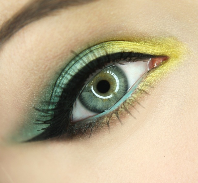 Luz de verão-maquiagem-olhos-amarelo-verde-bela-pele emaranhada