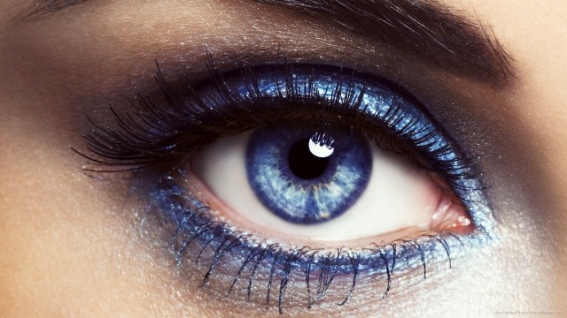 noite-olho-maquiar-ideias-olhos-azuis-cintilante-sombra-rímel