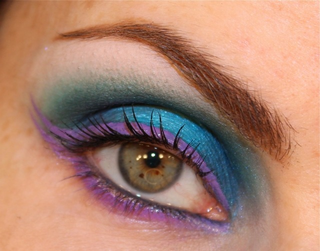 Olhos-maquiagem-azul-água-marinha-roxo-pálpebras inferiores-linha borrada