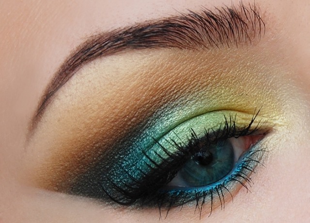 Gloss-look-green-brown-eyelids-trend-summer-fresh look