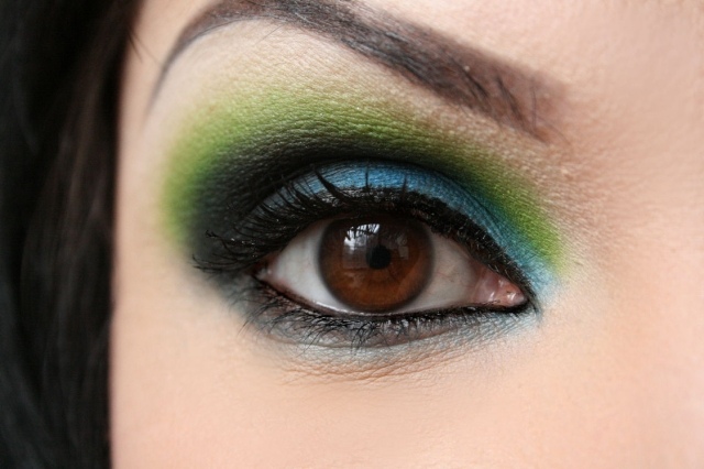 black-kajal-apply-dark-eyeshadow-colors-well-smudge
