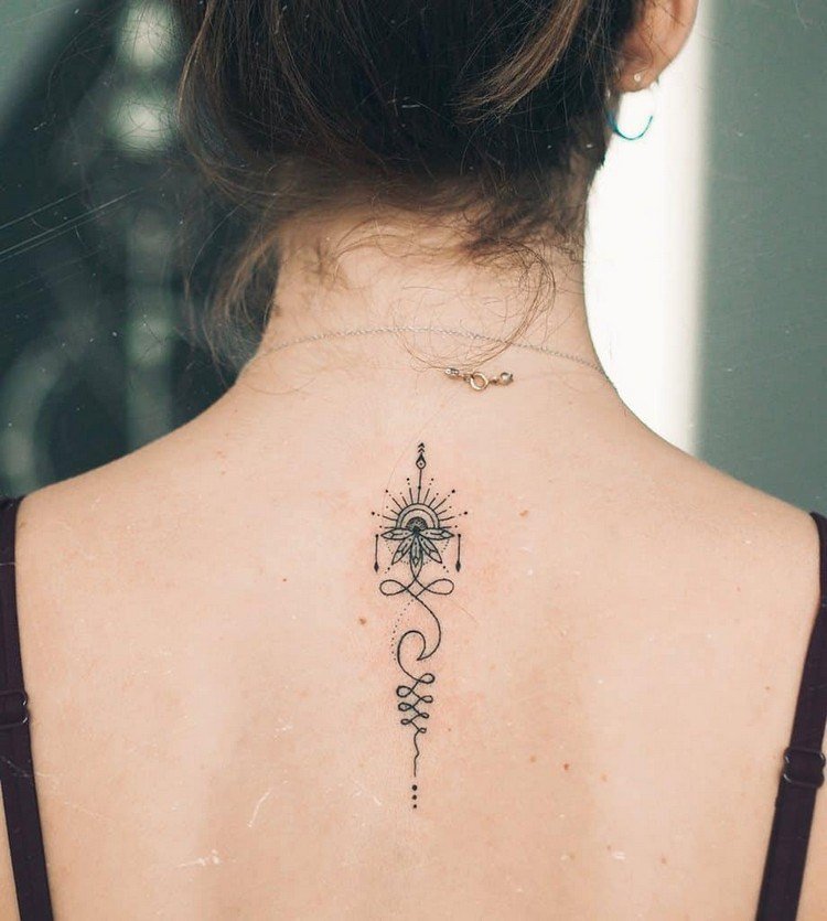 Desenho de tatuagem na coluna para mulheres significado unalome