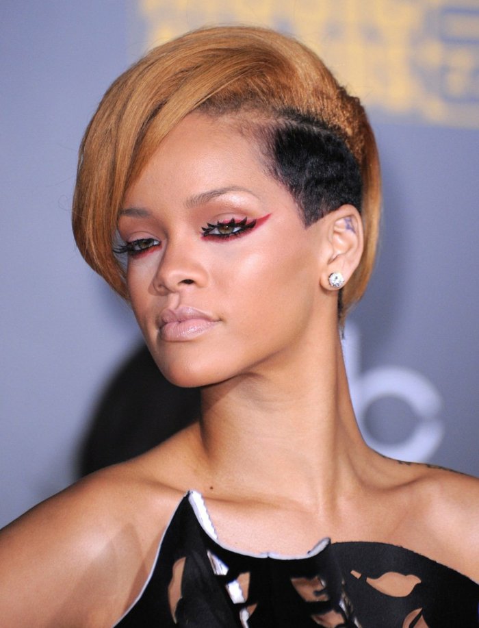 rihanna-sidecut-loiro-preto-curto-penteado-moderno