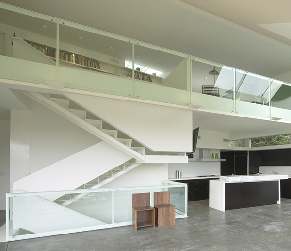 Casa na encosta de Johnston Marklee - branca