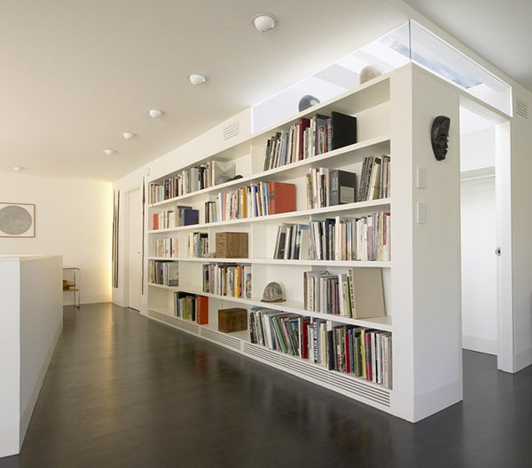 Estante de livros House on the Hill of Johnston Marklee