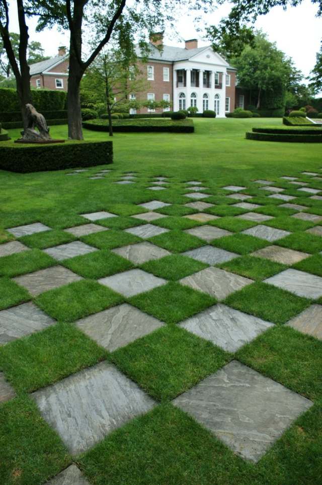 Pedras de pavimentação em estilo inglês, gramado, árvores, arbustos