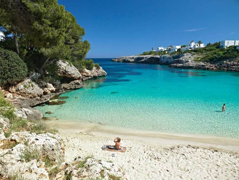 Férias na praia de Maiorca, sol de verão