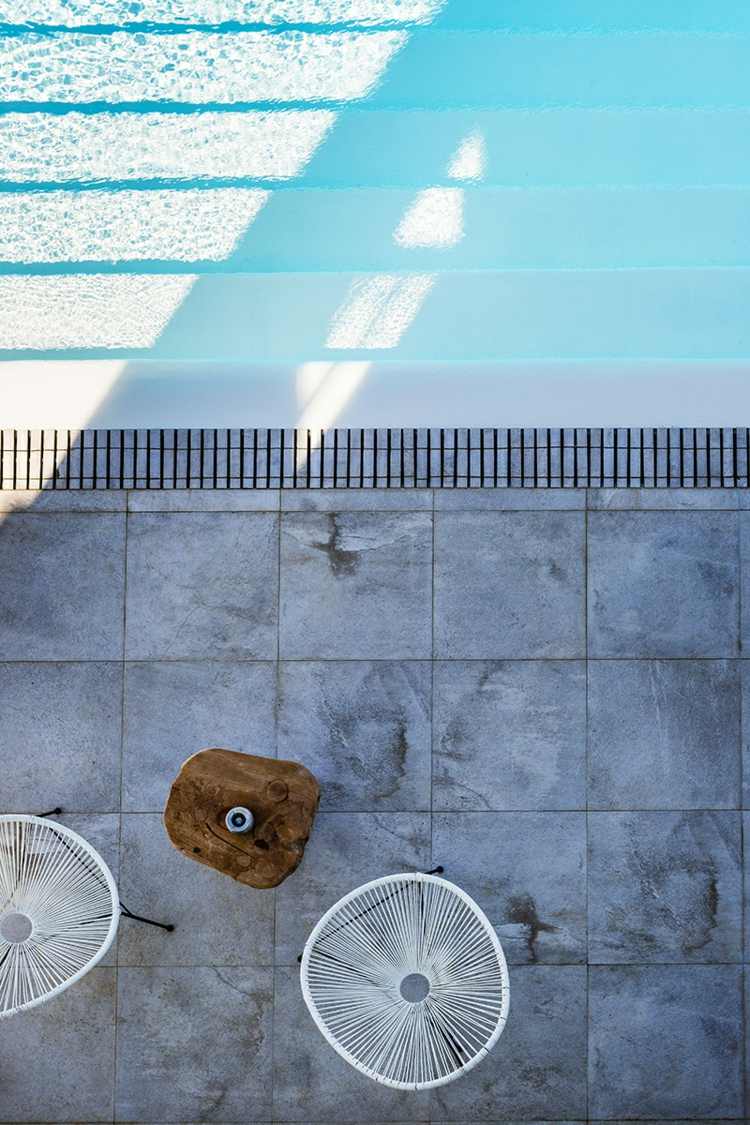 férias-bulgária-piscina-área-pedra-cinza-azulejos-natação