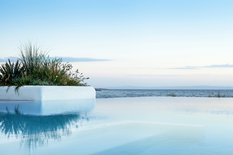 férias-bulgária-infinito-piscina-canteiro elevado-grama-vista para o mar