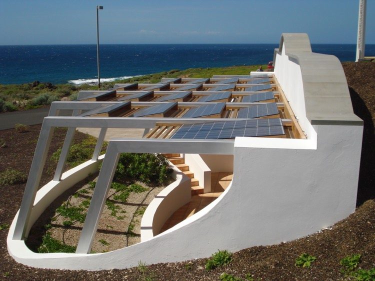Casas de energia passiva praia-férias-sistema-solar-telhado