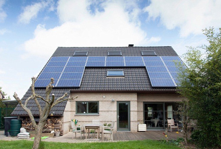 Energia passiva abriga telhado de duas águas com sistemas solares de energia renovável