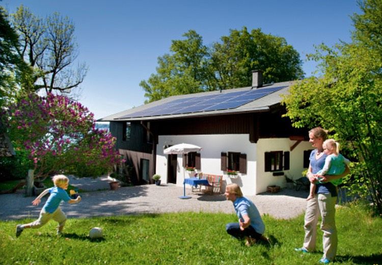 passiva-energia-casa-família-energias renováveis-família-brincar-prado