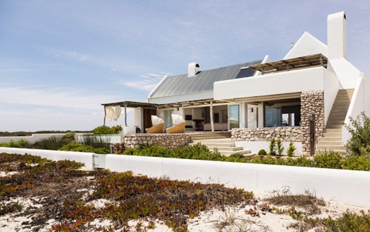 Casas de energia passiva praia-sistemas-solares-terraço-espreguiçadeiras