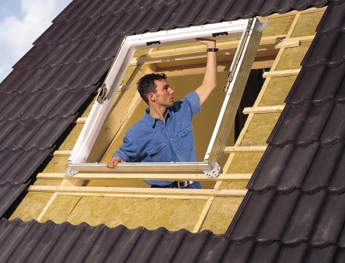 A tetőablak keretének felszerelése a nyílásba