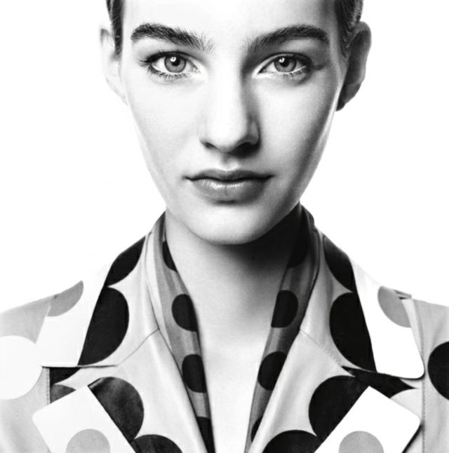Valentino-outono-inverno-preto-branco-foto-blusa com motivos redondos