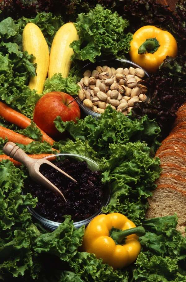 alimentos vegan vitaminas vegetais com folhas verdes frutas secas