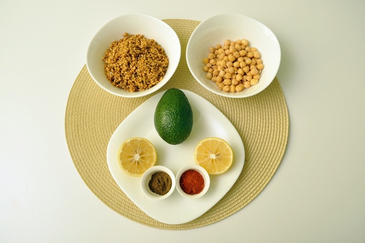 receita vegana com ingredientes de homus soletrado grão de bico, abacate e limão kuemmel