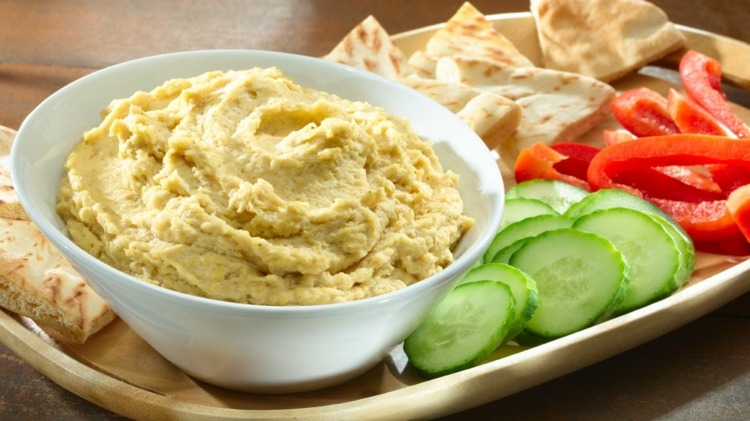 receita vegana ideia de molho de homus legumes pepino pimentão