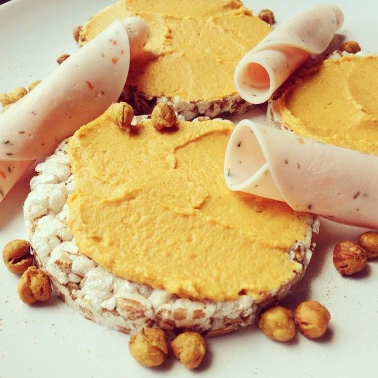 receita vegana de arroz de homus waffles de grão de bico salsicha lanche