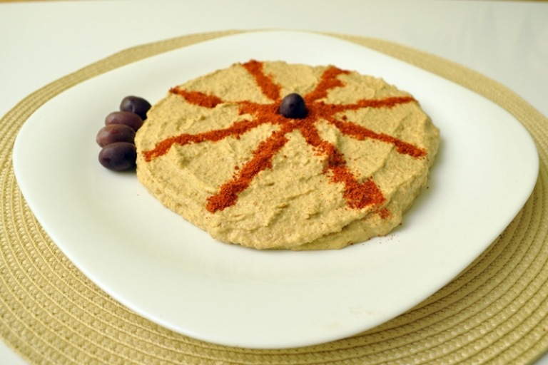 receita vegana de mingau de hummus com colorau em pó para decoração de azeitonas