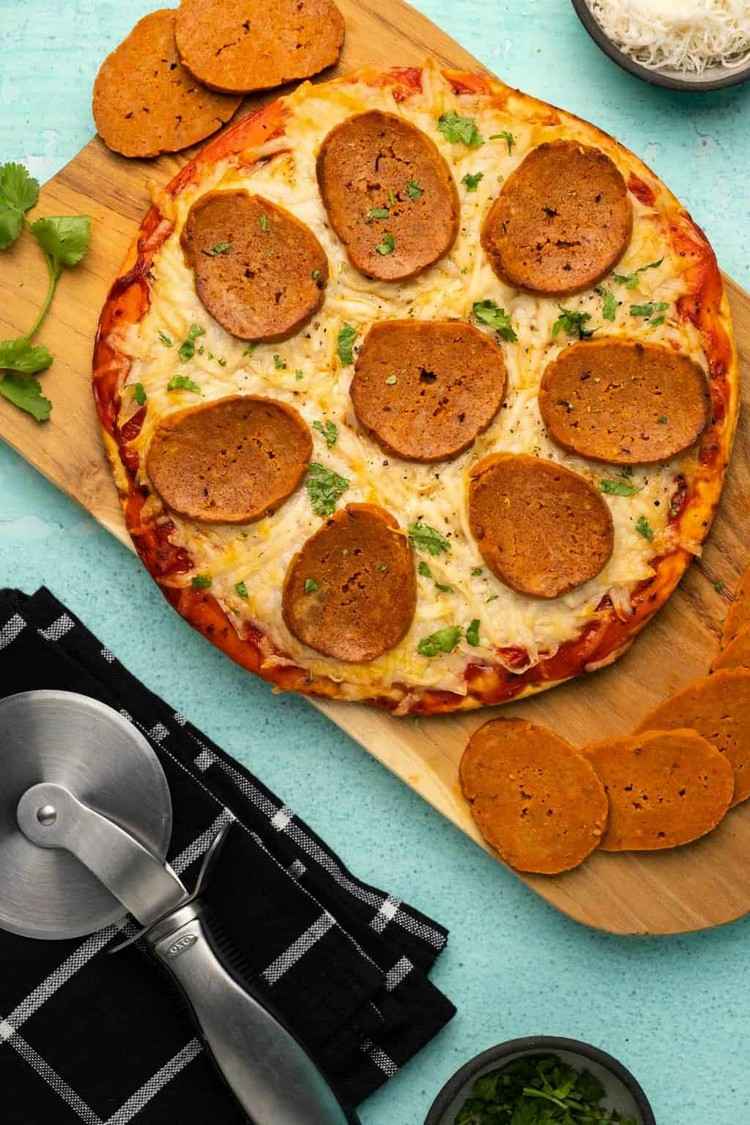Salame de pimenta vegan como cobertura para pizza