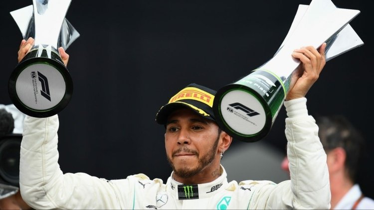 Atleta vegano Lewis Hamilton dieta baseada em vegetais saudável atleta famoso