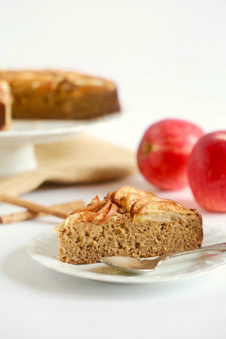 Torta de maçã vegana - pedaços de torta de maçãs-canela-tâmaras-leite de soja-receita